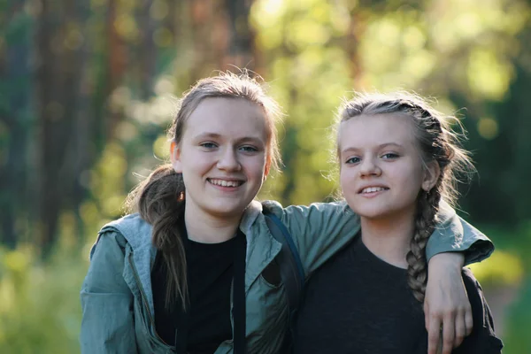 Две симпатичные девушки сестры-подростки дружат в парке - летний открытый — стоковое фото