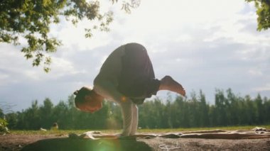 Sabah parkta egzersiz yoga sporcular silüeti gerçekleştirir