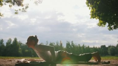 Adam yoga eğitmeni güç egzersiz sabah Park gerçekleştirir