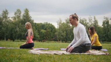 Esneklik egzersiz yoga Park - sporcular grup eğitimi gerçekleştirmek