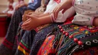 Rus folk müzik grubu - geleneksel kostümleri bankta oturan kadın