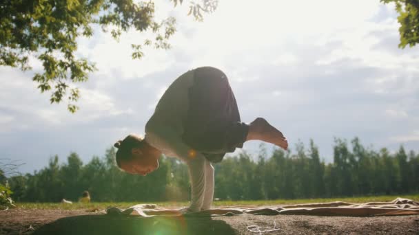 Silhouet van yoga sporters voert oefening in ochtend park — Stockvideo