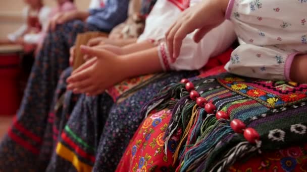 Grupo musical folclórico ruso - mujeres con trajes tradicionales sentadas en el banco — Vídeo de stock