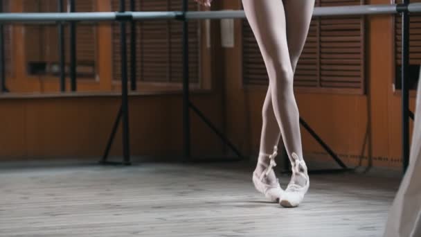 Close-up van een ballet dansers voeten - punt oefeningen — Stockvideo