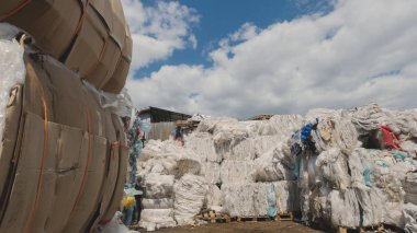 Plastik enkaz yığınları mavi gökyüzüne karşı yalan