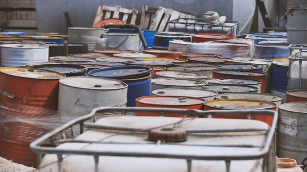 Tambores con aceite de máquina usado - reciclaje — Foto de Stock