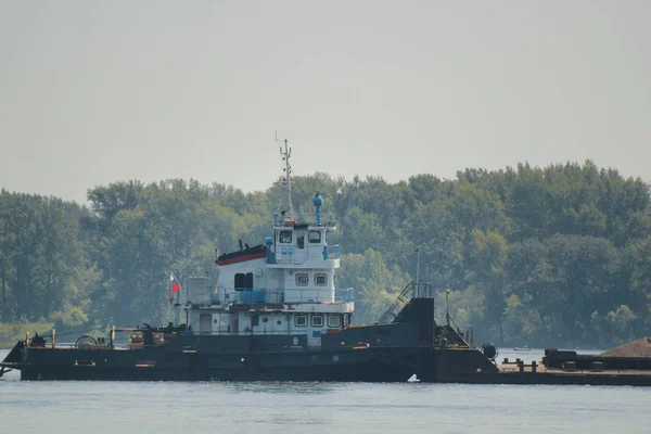 Rzeka statek nad Wołgą, teleobiektywu strzał — Zdjęcie stockowe