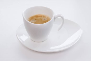 Kahve - beyaz arka plan üzerinde beyaz Kupası - yan görünüm