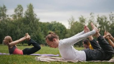 Esneklik egzersiz eğitim açık - sporcular, karma yoga gerçekleştirmek