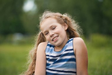 Çok gülümseyen çocuk parkında poz