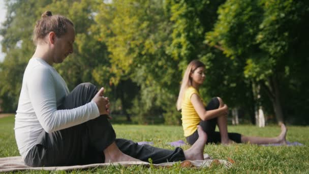 Morning yoga - instrctor and girl performs training outdoor — Stock Video