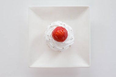 Capcakesweets - beyaz plaka üzerinde çilek pasta - Üstten Görünüm