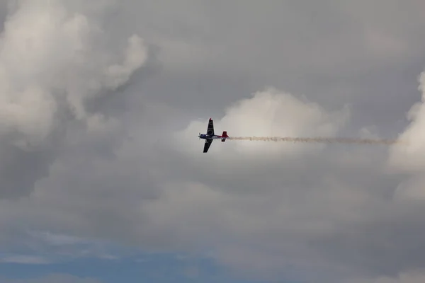 Kazan, Rusko-22. červenec 2017: závod Red Bull Air-letadlo létá závodním závodem — Stock fotografie