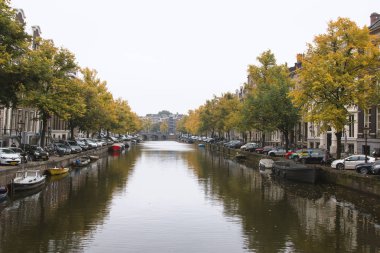 Amsterdam, Hollanda, Ekim 2016, kanal Amstel Nehri üzerinde