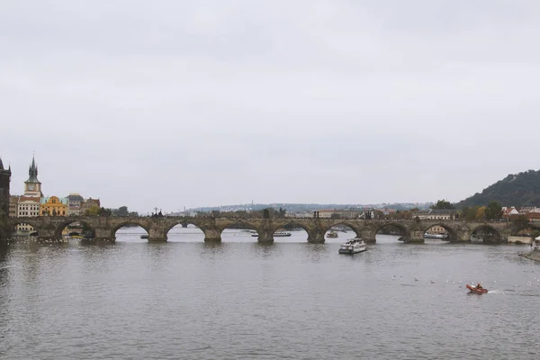 Praga, Repubblica Ceca, ottobre 2016, Ponte Carlo Storico e fiume Moldava nella giornata nuvolosa — Foto Stock