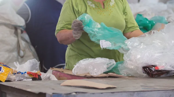 Plastik - hazırlama tesisi üzerinde işçisi kadın geri dönüşüm