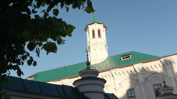 Kazan, Ryssland., 27 juni 2017, taket Apanaevskaya mosque på en varm sommardag — Stockvideo
