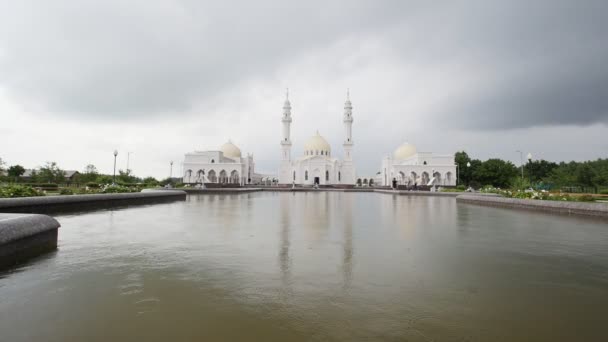 Bulgar, Tatarstan, Russia, 19 july 2017, The White Mosque towering above the water — стоковое видео