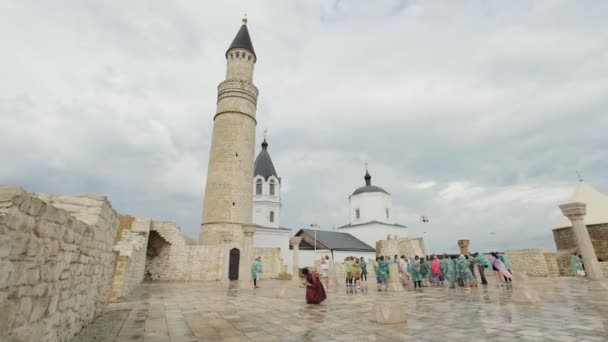 Bulgur, Tatarstán, Rusko, 19 července 2017, setkání turistů v zařízení pod ochranou Unesco - mešity katedrála — Stock video