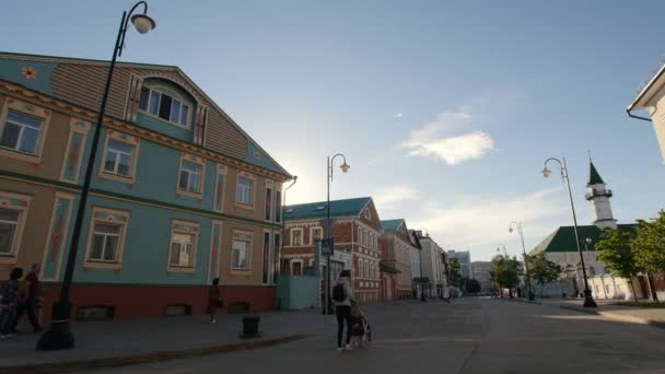 カザン、ロシア。、2017 年 6 月 27 日、町民が古いタタール スロボダに沿って歩いています。 — ストック動画