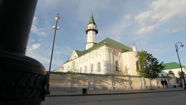 Kazan, Rusland., 27 juni 2017, de Mardjani moskee in het centrum van de stad — Stockvideo