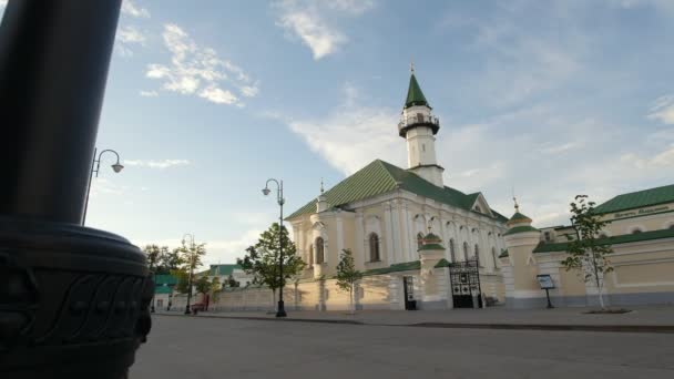 Kazan, Rusland., 27 juni 2017, de Mardjani moskee op een warme zomerdag — Stockvideo