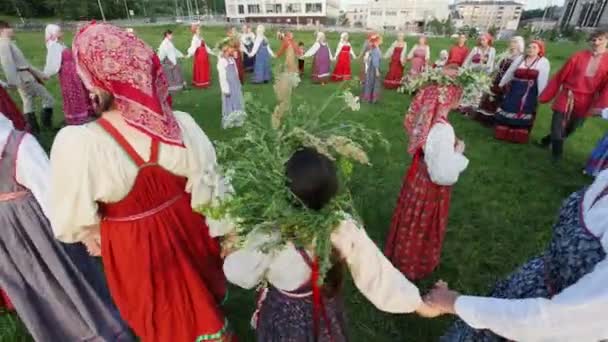 Kazan, Rusya, 19 Temmuz 2017, Rus halk topluluğu bir yuvarlak dans çimenlerin üzerinde gerçekleştirir. — Stok video