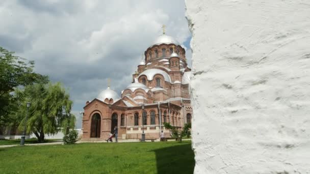 Sviyazhsk、タタールスタン共和国、ロシア、2017 年 7 月 19 日、洗礼者聖ヨハネの正統修道院のビュー — ストック動画