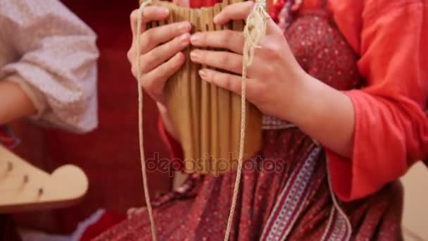 Ensemble de musique folklorique russe - la femme bat le rythme du hochet — Video