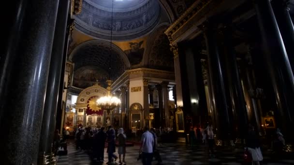 St. Petersburg, Rusland, de Kazan-kathedraal, de congregatie binnen de kerk — Stockvideo