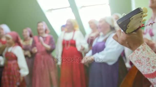 Russische folk ensemble voert etnische liederen en dansen — Stockvideo