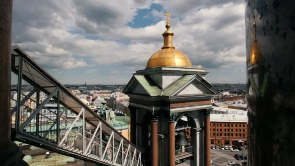 圣彼得堡，俄罗斯，圣艾萨克大教堂，在教堂的教堂的大钟 — 图库视频影像