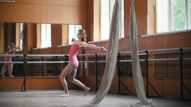 Bailarina realiza trucos acrobáticos en estudio, cámara lenta — Vídeo de stock