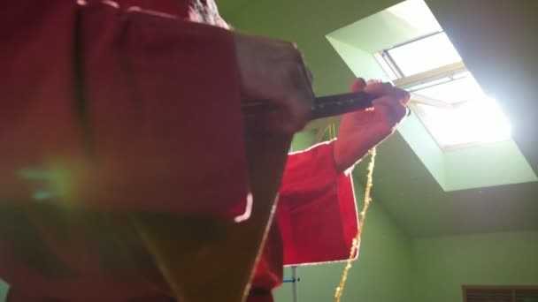 Russian national folk music assemble - man is playing balalaika — Stock Video