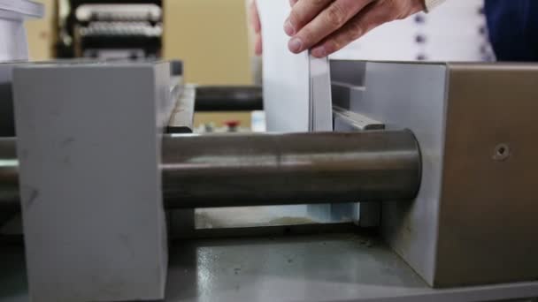 Der Bediener in der Druckerpresse druckt ein Journal — Stockvideo