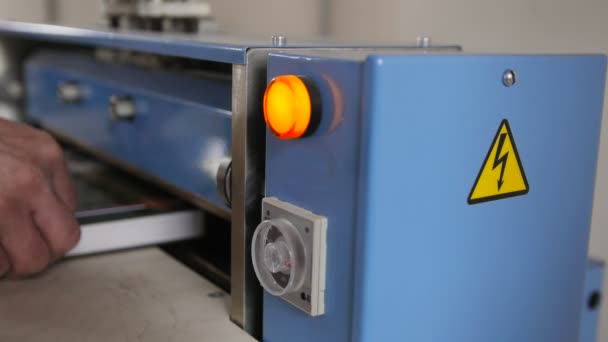 Processo di stampa - alimentazione di fogli di carta, industria poligrafica, primo piano — Video Stock