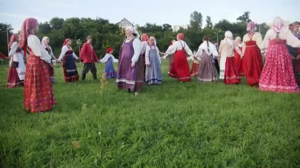 Kazaň, Rusko, 19 července 2017, folklórní soubor provádí kruhový tanec s písní — Stock video