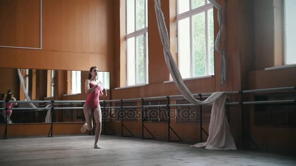 Bailarina realiza trucos acrobáticos en estudio, cámara lenta — Vídeo de stock