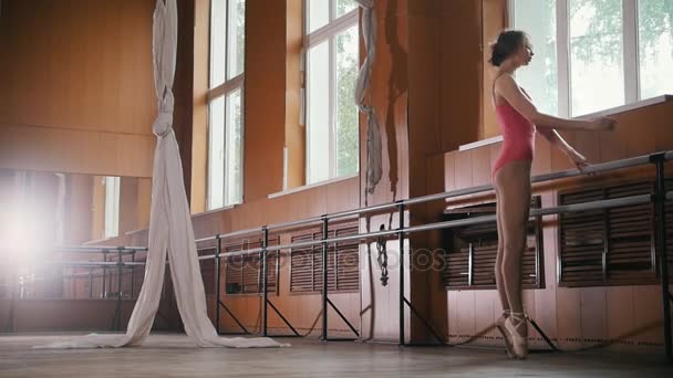 Menina bailarina em terno rosa praticando no ginásio, câmera lenta — Vídeo de Stock