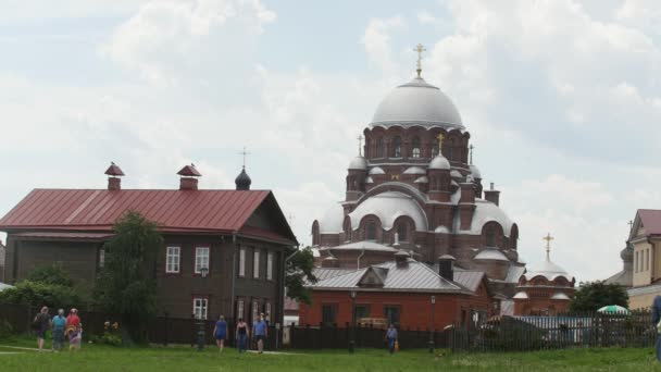 Sviyazhsk, Tatarstan, Ryssland, 19 juli 2017 promenader turister på bakgrunden av den ortodoxa klostret St. Johannes Döparen — Stockvideo