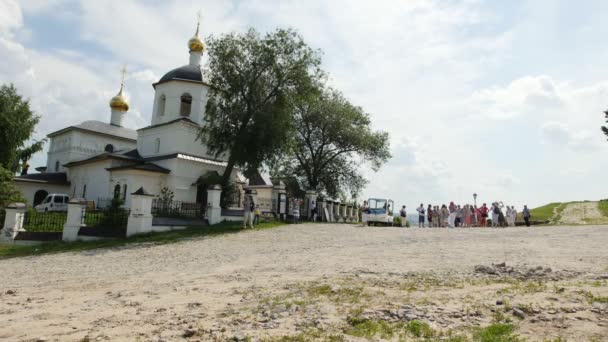 Κοντά στο Sviyazhsk, Ταταρστάν, Ρωσία, 19 Ιουλίου 2017, τουρίστες, η Ορθόδοξη Εκκλησία του Κωνσταντίνου και Ελένης — Αρχείο Βίντεο