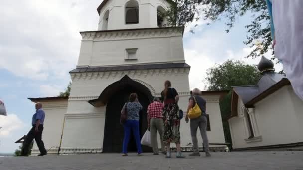 Sviyazhsk, Tatarstan, Ryssland, 19 juli 2017 församlingsmedlemmar vid ingången till templet i heliga Konstantin och Helena — Stockvideo