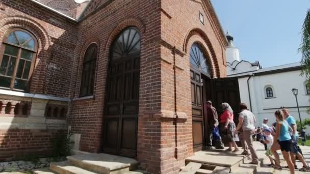 Sviyazhsk, tatarstan, russland, 19. Juli 2017, der Eingang zum orthodoxen Kloster des Hl. Johannes des Täufers — Stockvideo