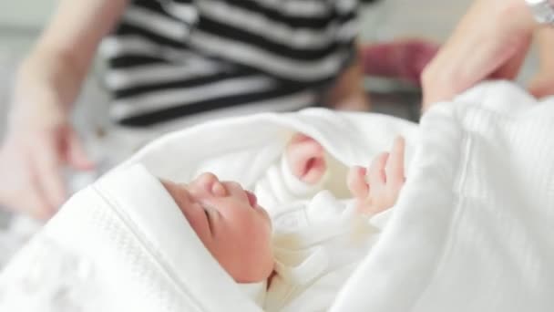 Szülészet - a kórház alkalmazottja van swaddling egy újszülött — Stock videók