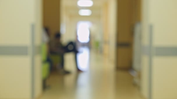 Hastane koridoru ile tıbbi kişisel - arka plan bulanık — Stok video