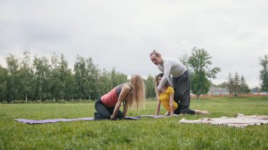 Eğitmen genç kadınlar için esneklik - yoga açık eğitim