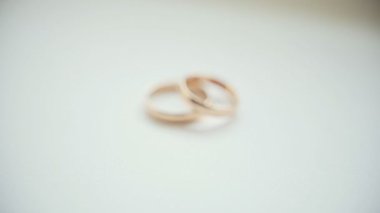 Beyaz arka planda altın alyanslar