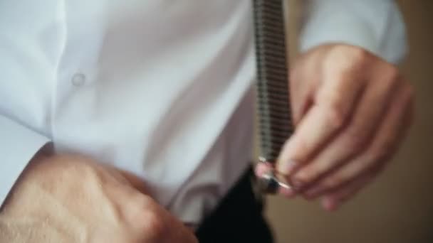 Bräutigam trägt Hosenträger - Hochzeitskostüm für Mann — Stockvideo