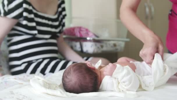 Nyfödd baby, mor och sjuksköterska - swaddling spädbarnet — Stockvideo