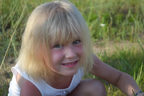 Linda niña en el prado — Foto de Stock